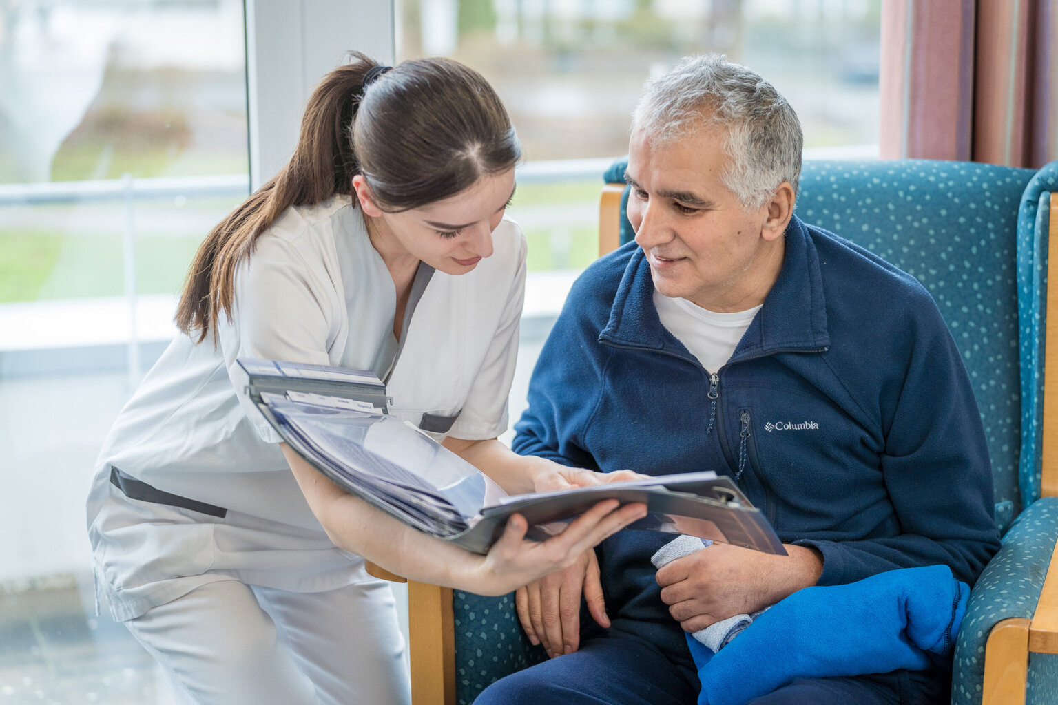 Interaktion Pflegerin Patient Akte